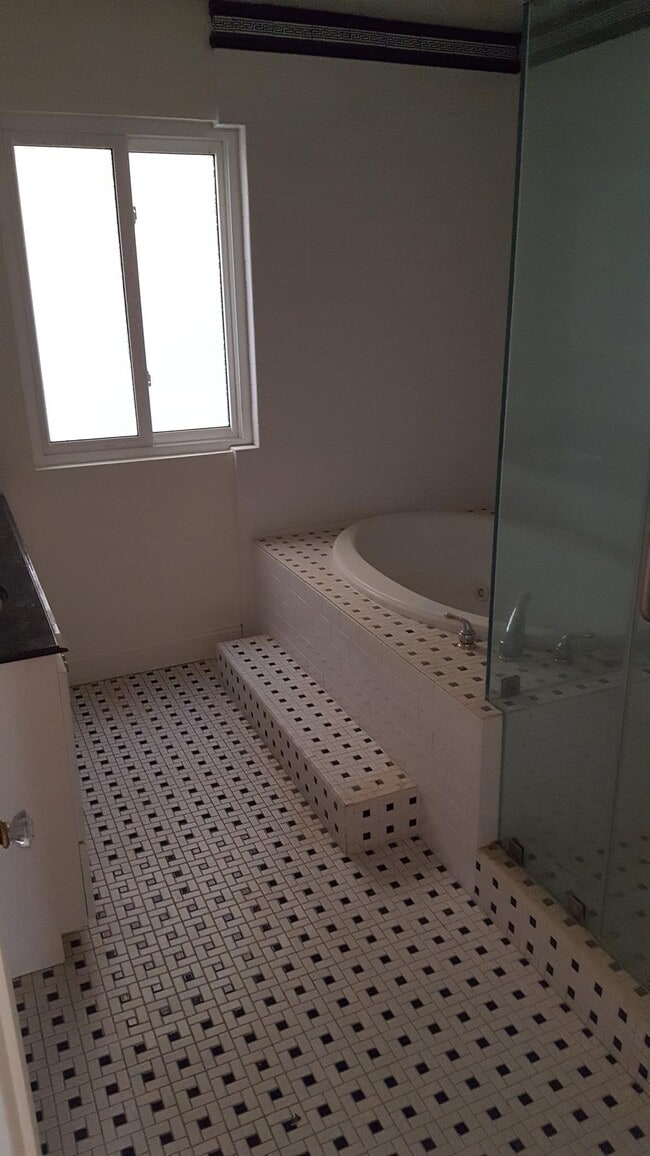 Building Photo - 2038 Malcolm Ave