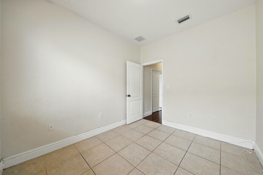 Building Photo - 15386 SW 21st Ln