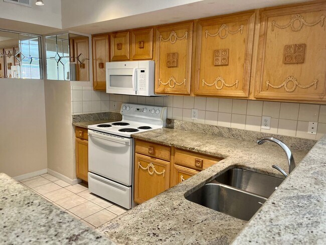 Building Photo - 2/2 with beautiful water view becoming available July 1st for an annual lease
