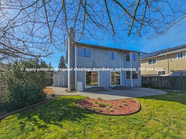 Building Photo - Newly Updated - New Appliances, Flooring, ...