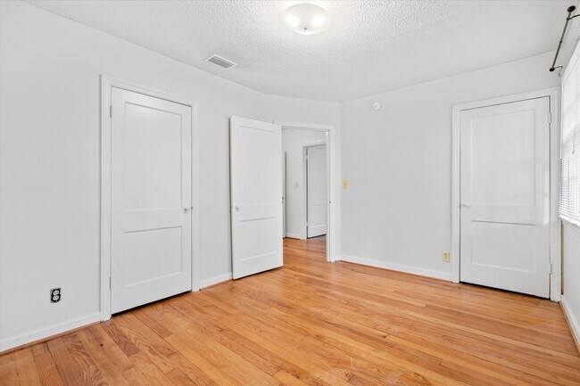 Building Photo - Remodeled Beauty in County Club Village