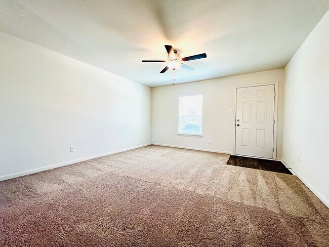 Building Photo - Gorgeous 3 bedroom | 2.5 bath home in great location!