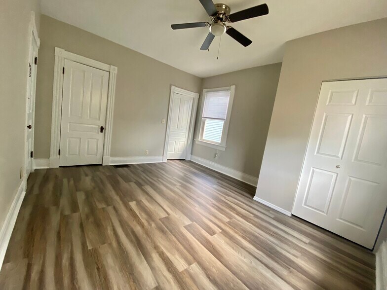 Building Photo - 4822 Oak St