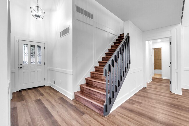 Building Photo - AVAILABLE NOW!! 5 Bedroom 3.5 Bath Fully R...