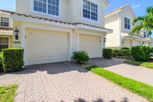 Building Photo - ** SPACIOUS 3 BED/2 BATH COACH HOME WITH T...