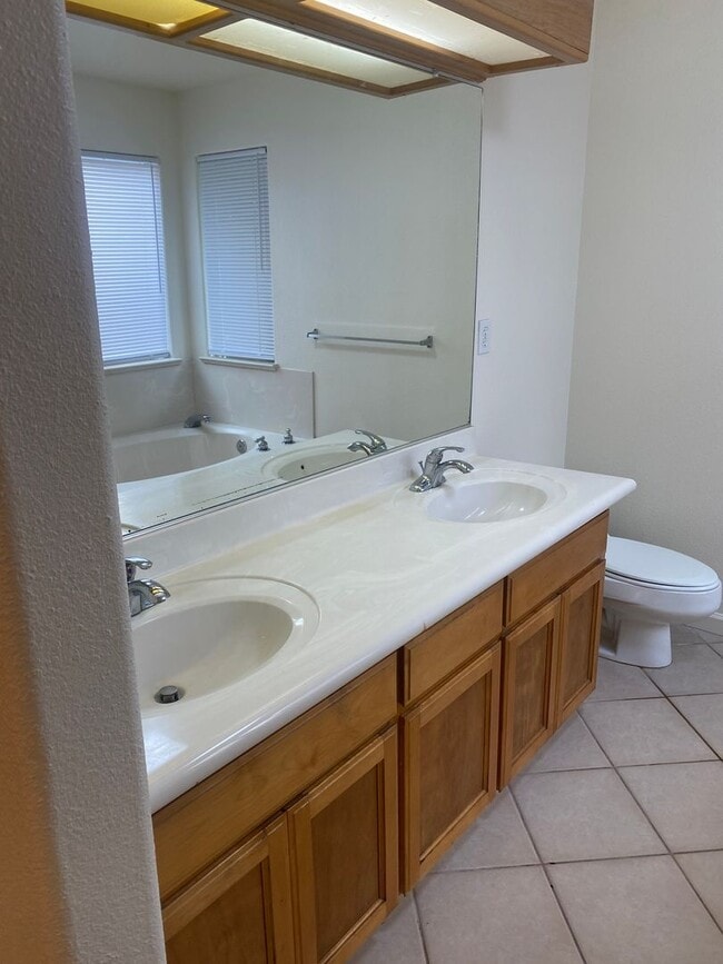 Building Photo - 4 bedroom 2 bathroom house in SE Visalia!