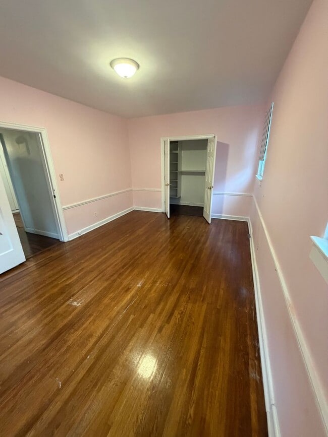 Building Photo - 121 Bentley Ave