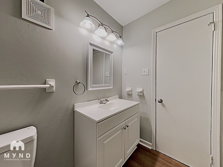 Building Photo - 2624 Garry St