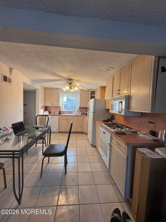 Building Photo - 30 Howland Ave