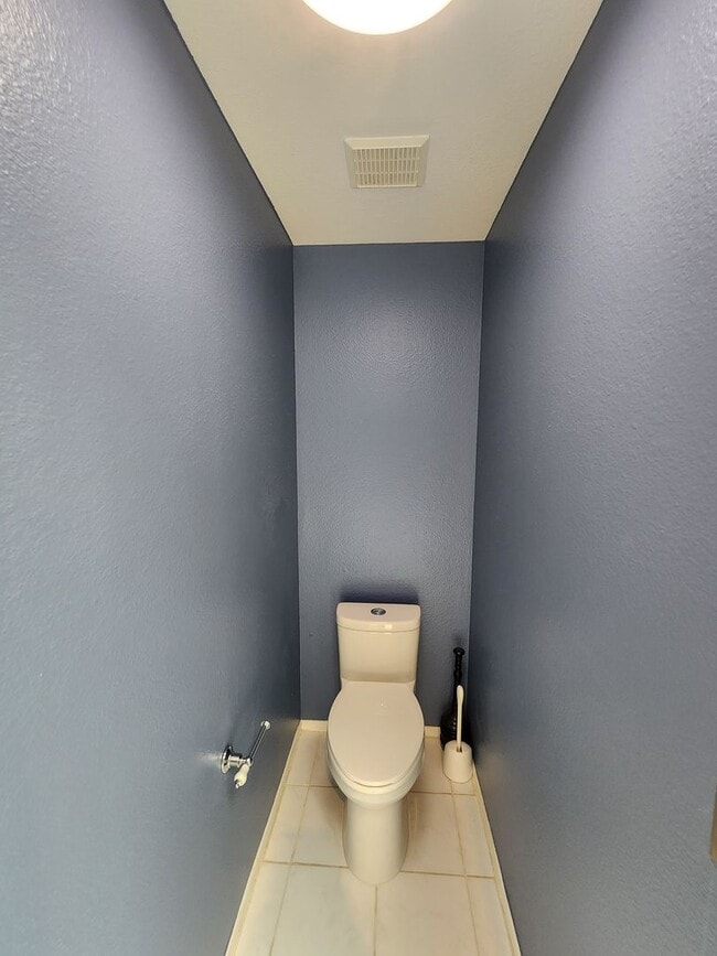 Building Photo - Gorgeous & Spacious 3Bd/2.5Ba, 1,679 SqFt, 2-story Condo - Central A/C & heat, Washer/Dryer - 2 C...