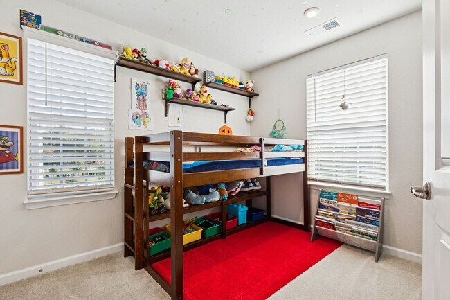 Building Photo - Chesapeake, 3 bedrooms, End Unit- Quick Mo...
