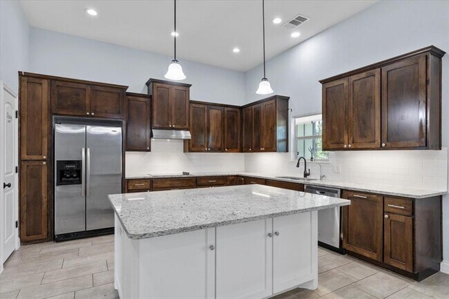 Building Photo - 127 Medlar Dr