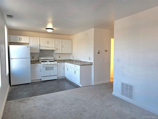 Building Photo - 8 Main St