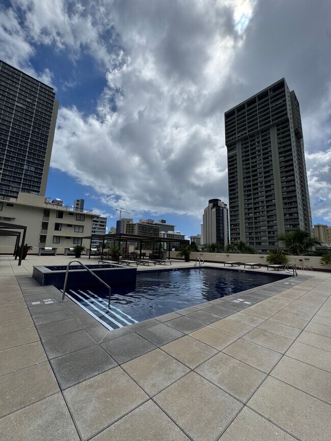 Building Photo - 1 Bed 1 Bath renovated with parking at Alo...