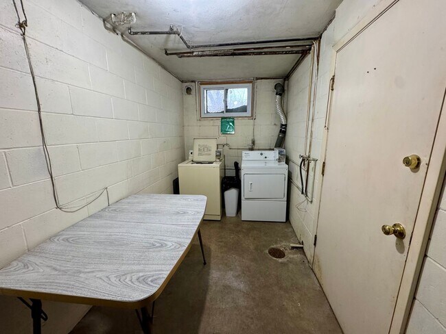 Building Photo - Top Floor Furnished Studio Apartment – All Utilities Included!