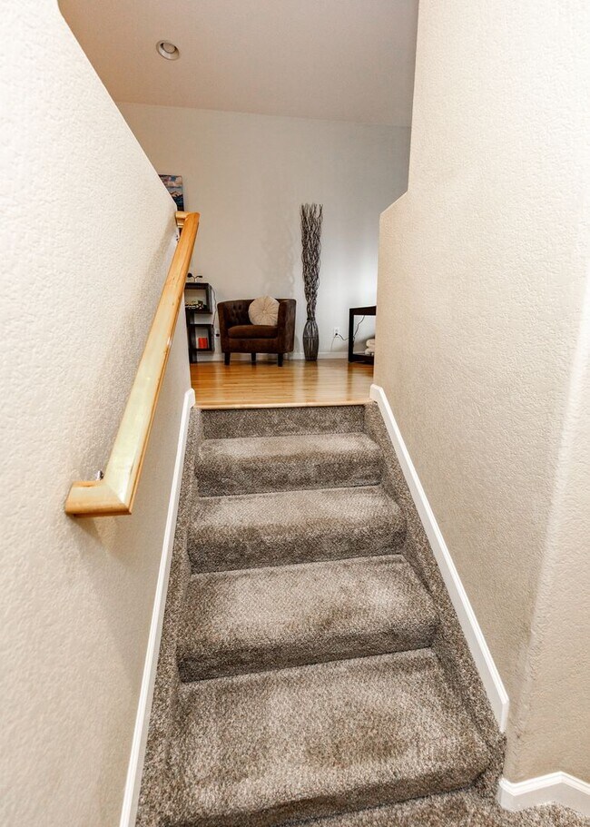 Building Photo - Fully Furnished Downtown 2 Bed, 4 Bath Executive Townhouse