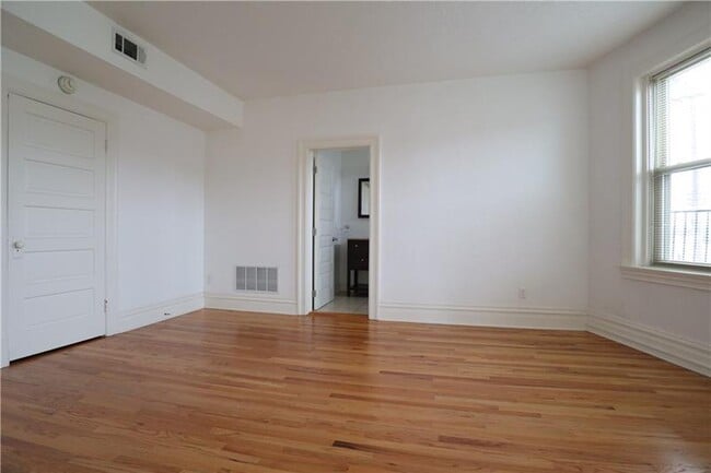Building Photo - 200 Gross St