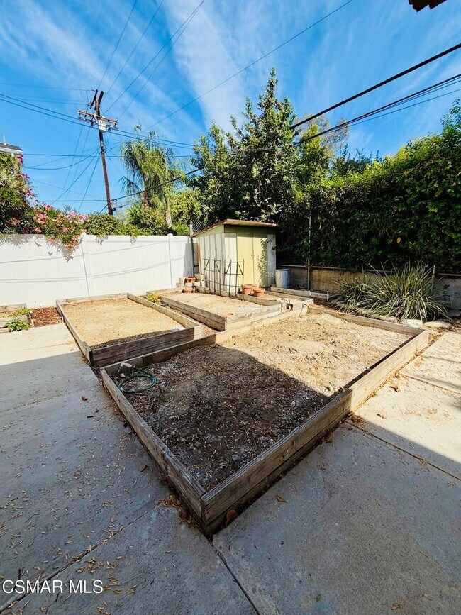 Building Photo - Welcome this single story, beautifully maintained and thoughtfully updated home South Of The Boul...