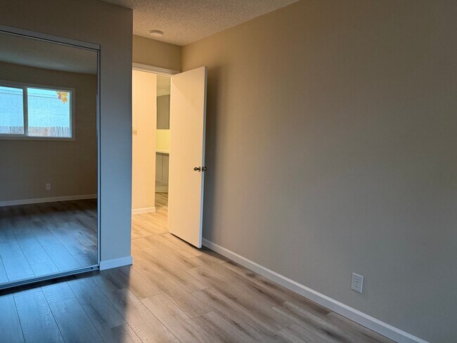 Building Photo - 5417 E Knoll Dr