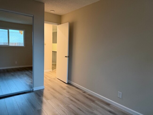 Building Photo - 5419 E Knoll Dr