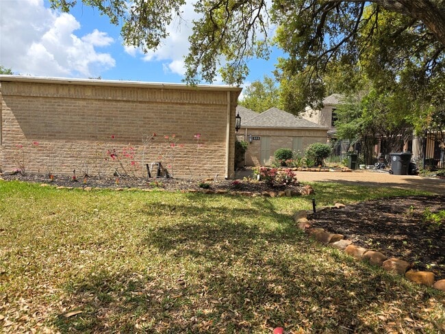 Building Photo - 406 Fox Briar Ln