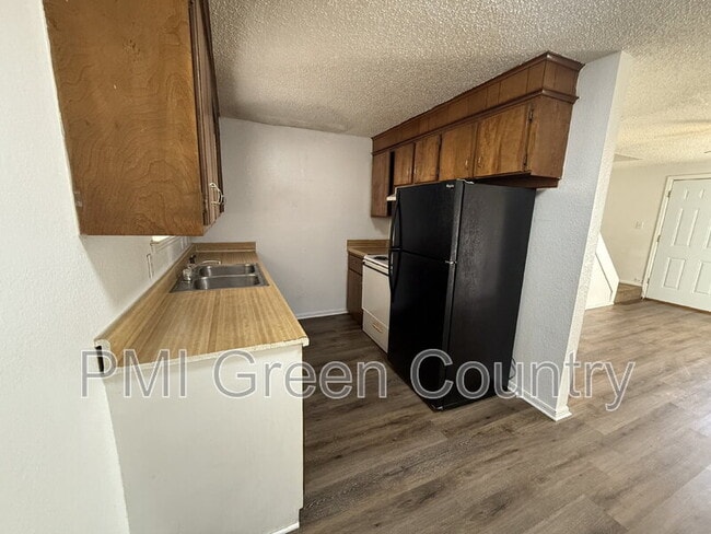 Building Photo - 404 E Redwood St