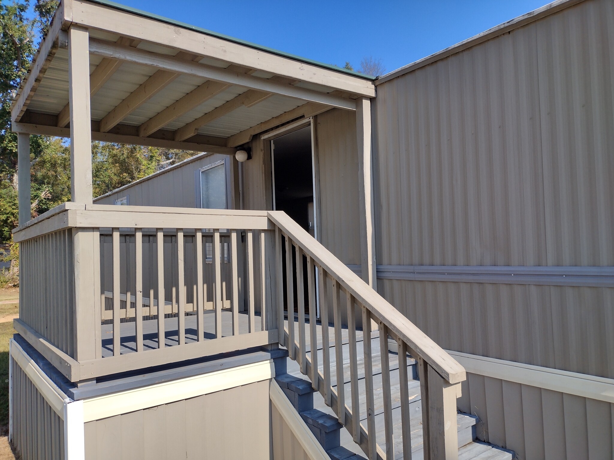 Front door entry with a large covered porch. - 716 N Houston Lake Blvd