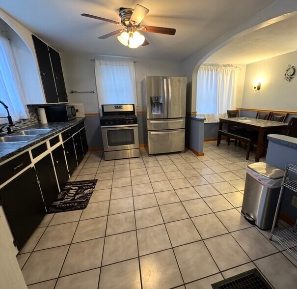 Building Photo - 1600 N Lyndonville Rd