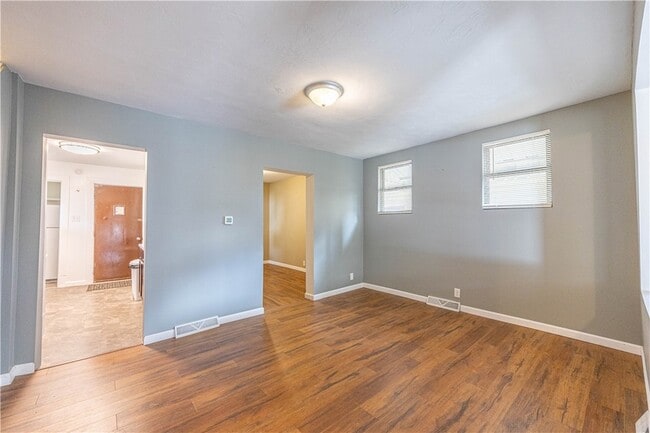 Building Photo - 302 Bridge St