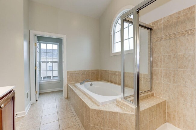 Building Photo - 2705 Mae Wade Ave