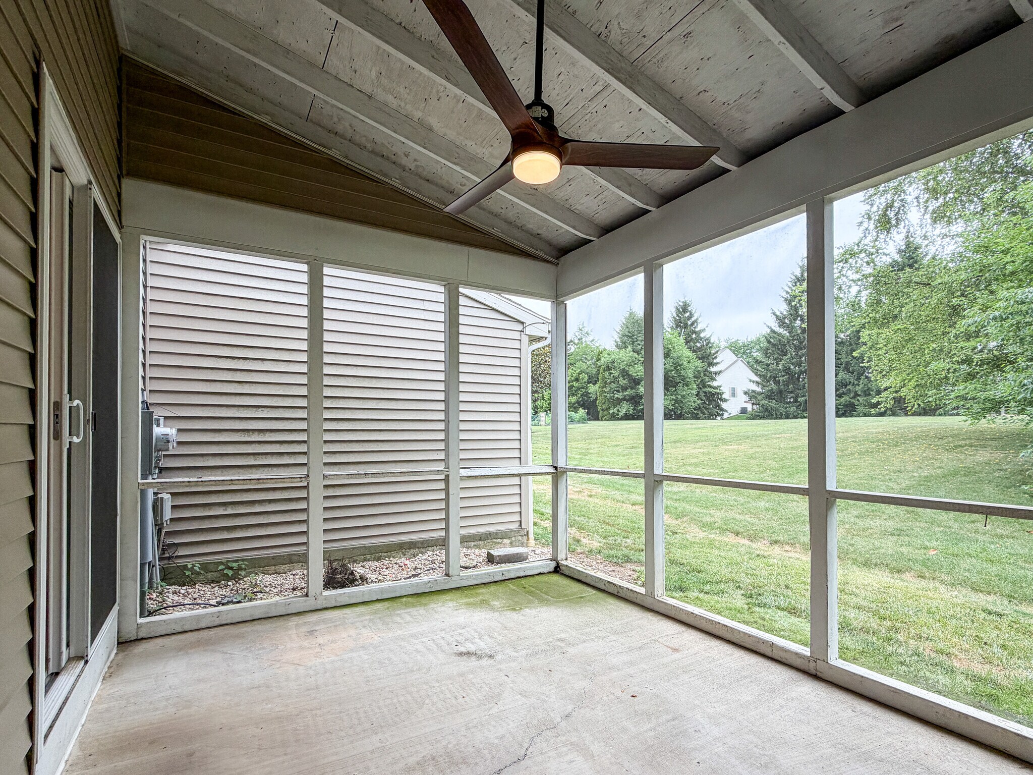 Building Photo - 425 Deerfield Dr