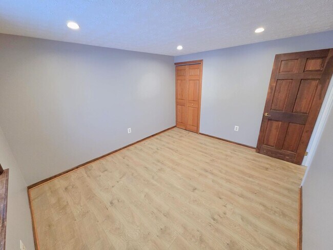 Building Photo - Charming 2-Level, 3 Bed 2 Bath Home In Much Sought After Chalet Woods Location