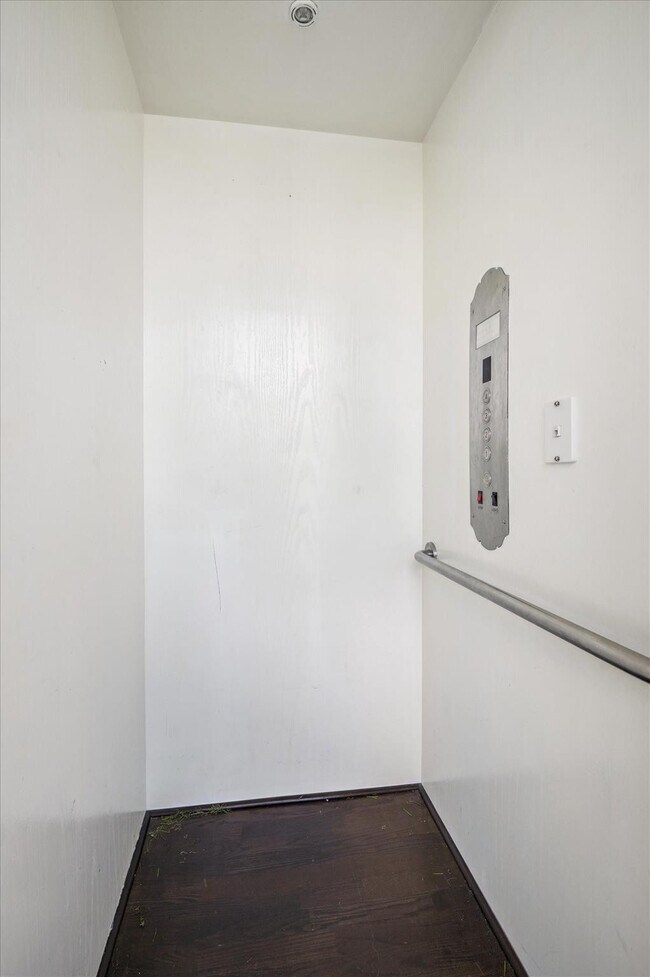 Building Photo - 55 Isle of Venice Dr