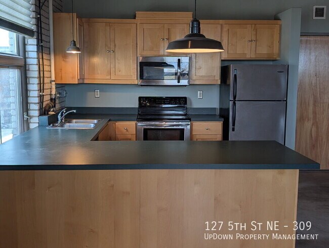 Building Photo - 127 5th St NE