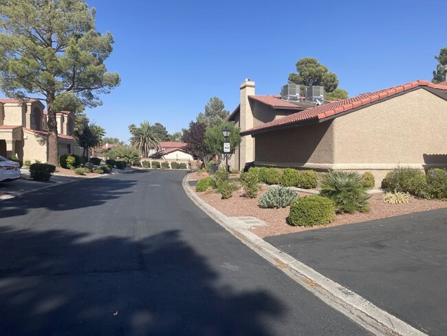 Building Photo - 3 Bed/ 2.5.Ba 2 story townhome , Gated Com...