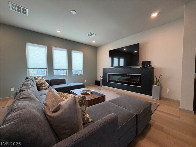 Building Photo - 8044 Carpenter Creek Ave