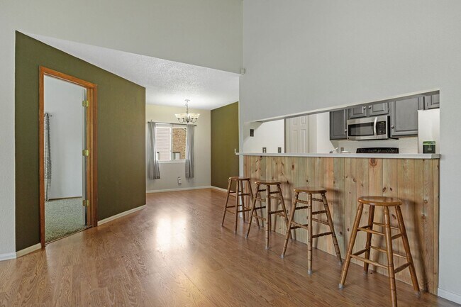 Building Photo - Spacious 3BR/3BA Condo w/ Loft & Vaulted Ceilings!