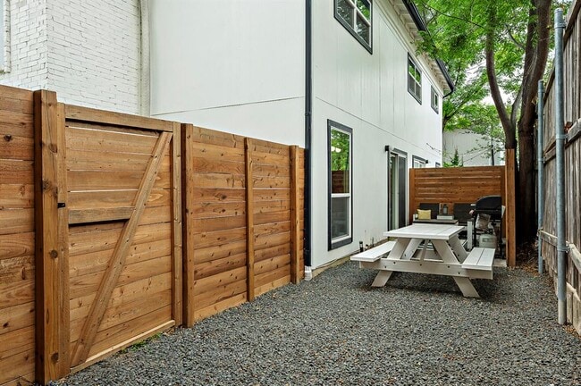 Building Photo - 1206 Hollow Creek Dr