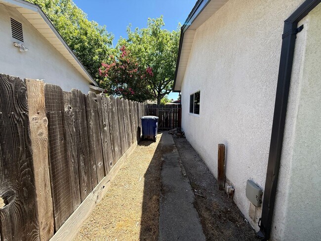 Building Photo - Newly renovated single story in Greenwood Estates!