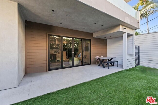 Building Photo - 556 Flores St