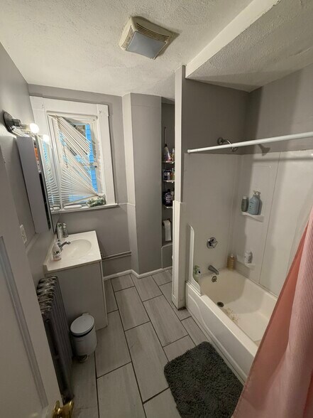 Building Photo - 121 Hillside St