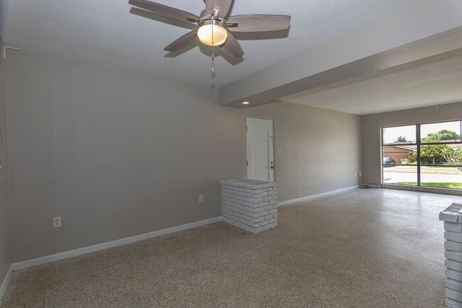 Building Photo - 3 bedroom/ 2 bath with carport