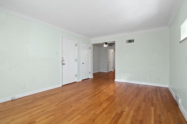 Building Photo - 7112-7114 Jamieson Ave