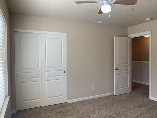 Building Photo - Beautiful Craftsman Style Home! 2 Car Garage! Gas Fireplace and Granite Counter Tops! Attached Ga...