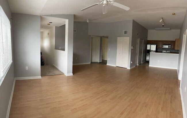 Building Photo - 211 SW Palm Dr