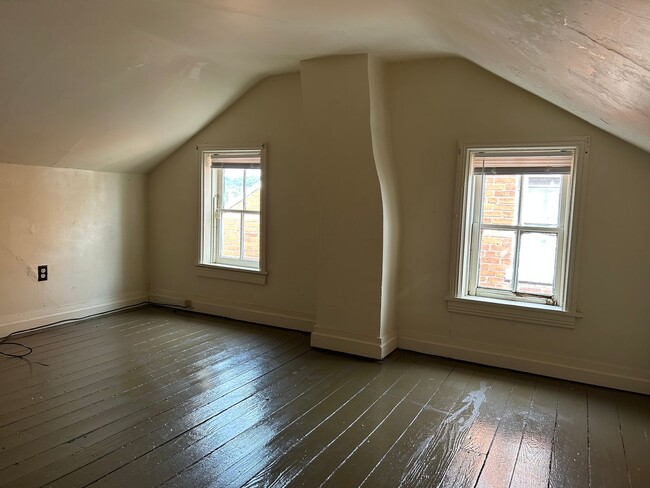 Building Photo - 848 Blunston St