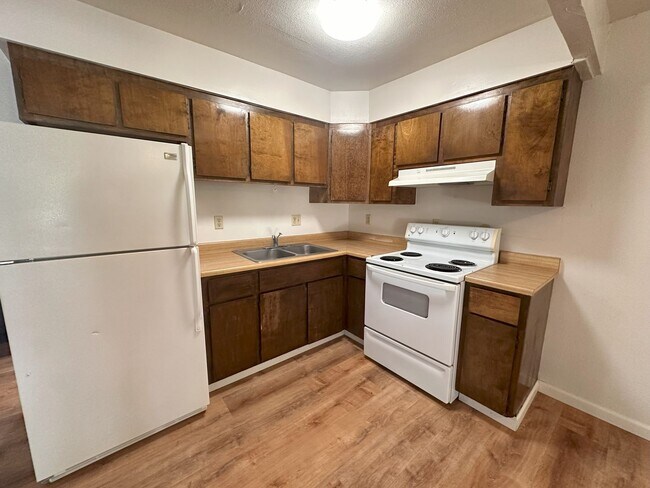 Building Photo - Upstairs 2 bed, 1 bath Apartment
