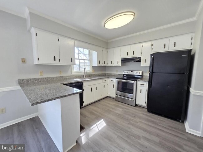 Building Photo - 830 Larch Way