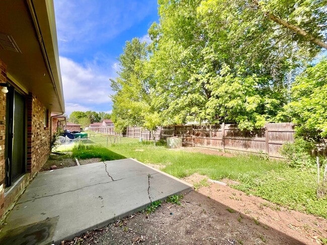 Building Photo - 2 Bedroom, 1 Bath Ranch Duplex, with attached 1 Car Garage in Loveland, CO