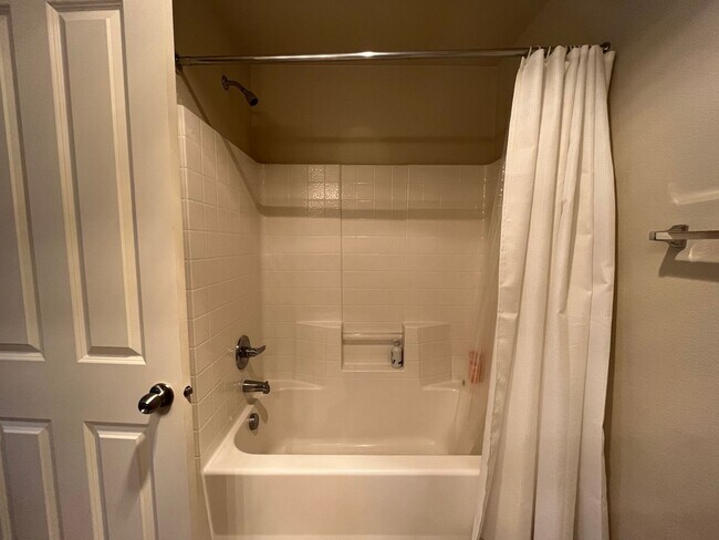 Building Photo - Top Floor 2 Bed 2 Bath Condo Hillsboro/Bea...